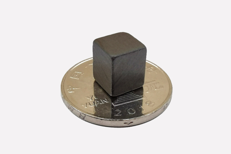 Length direction magnetized ferrite block 10x8.5x8.5mm
