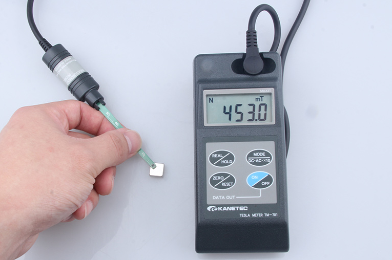 Measurement of surface magnetic strength of 10x10x5mm square strong magnet