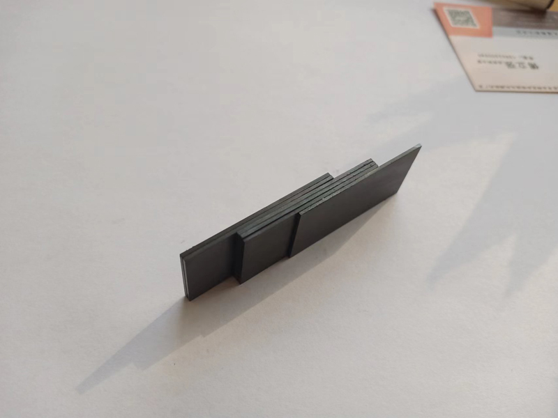 Sinterlenmiş ferrit blok mıknatıs 40 x 20 x 0.65mm