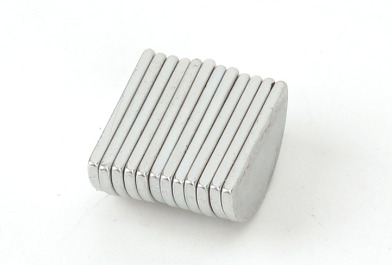 Semicircle magnet 17 x 9 x 1.4mm sample display

