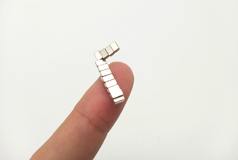 The sample display of ultra tiny block magnet(4 x 1.3 x 2.4mm):

