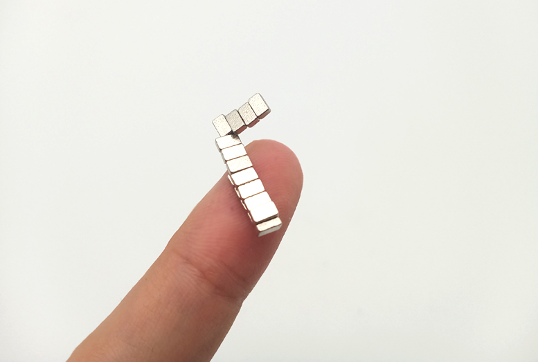 The sample display of ultra tiny block magnet(4 x 1.3 x 2.4mm):

