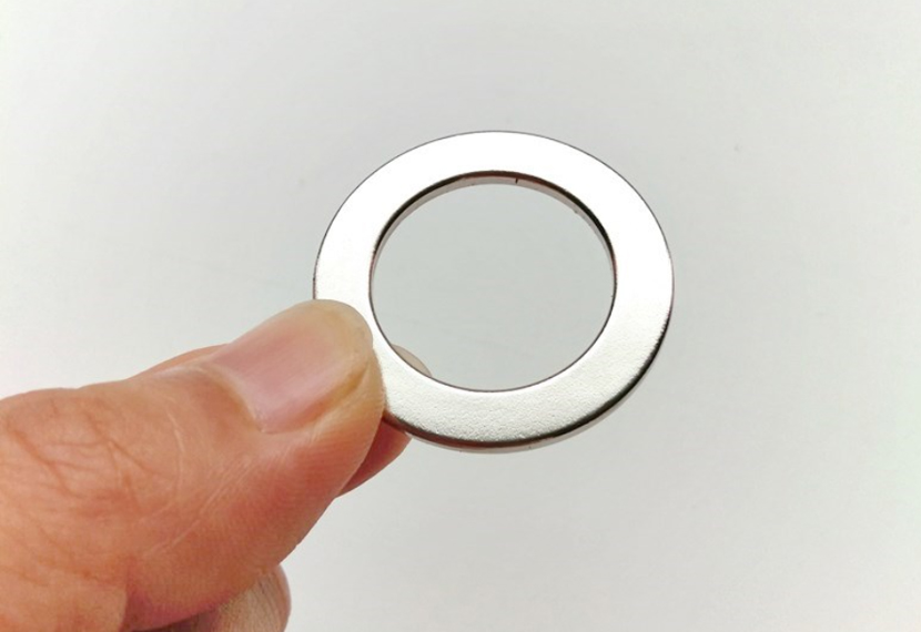 The sample display of 30mm super strong neodymium ring magnets with hole D30 x 20 x 2mm