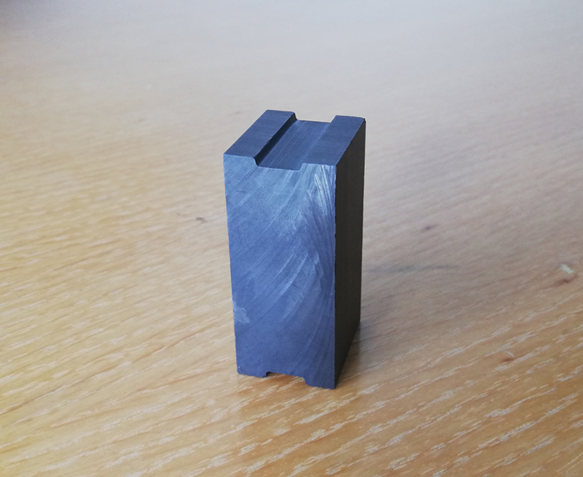 The sample display of 48 x 25 x20mm Heavy duty ferrite rectangle magnet with two-side groove