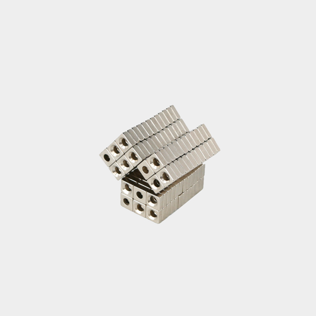 8mm genişliğinde kare havşa başlı güçlü mıknatıs 8x8x3mm