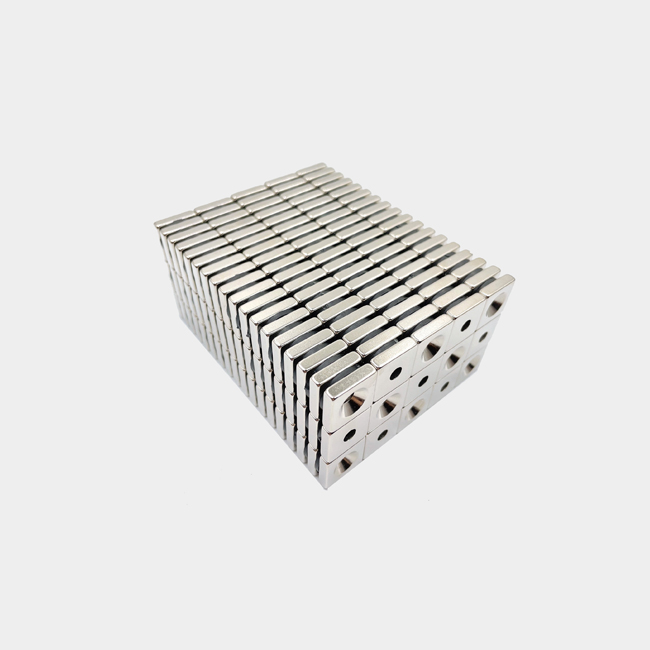 15x15x4mm High grade rare earth square magnets with M4 hole