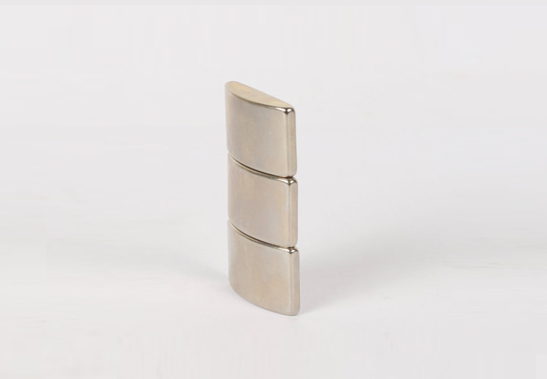 Illustration is arc bread neodymium magnets with nickel coating