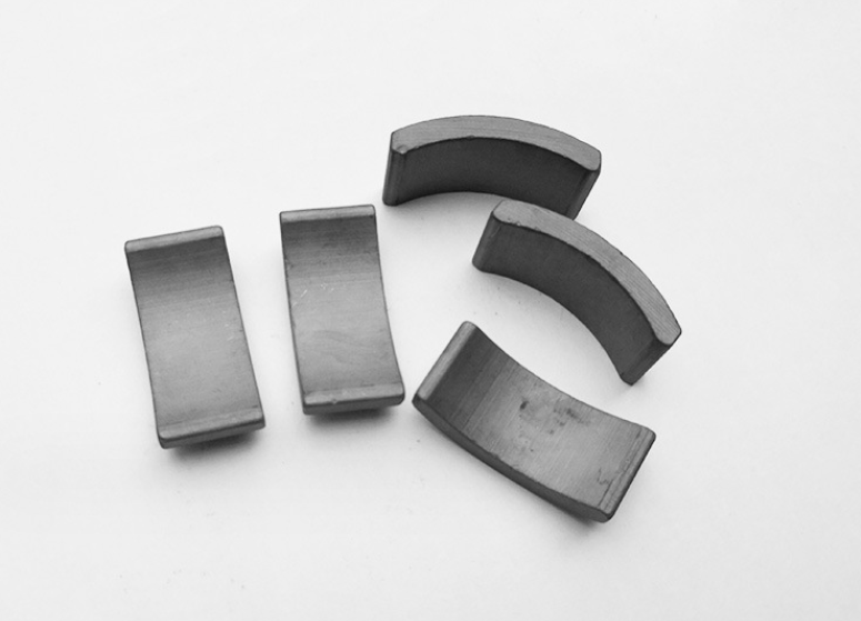Ferrite arc segmented magnets