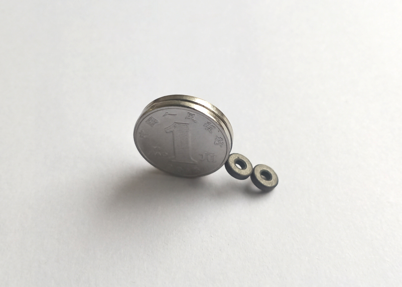 Mini small size radial 2-pole ring ferrite magnet