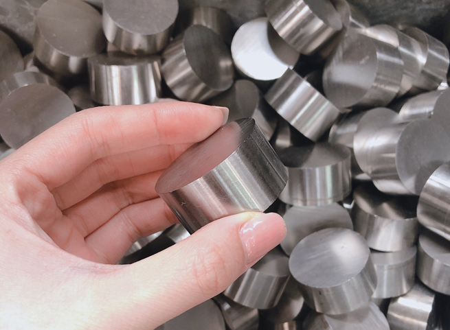 Which is better, ceramic magnets or alnico magnets?