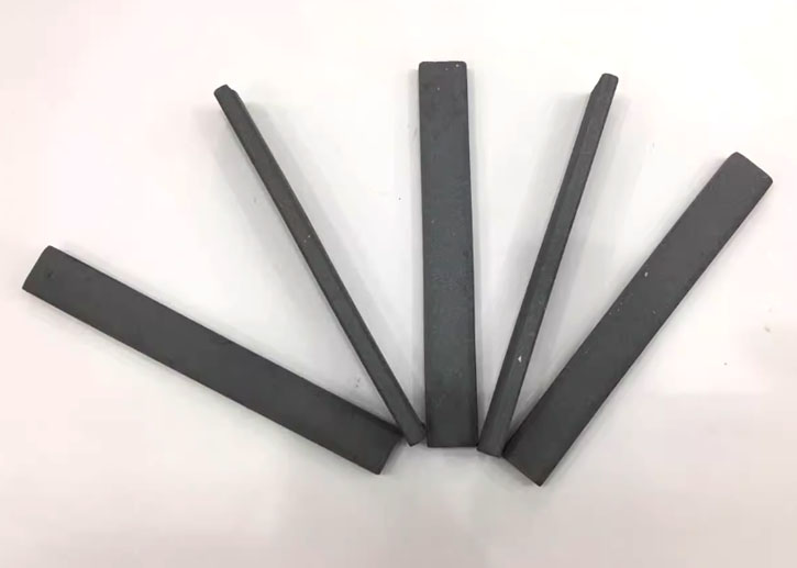 Why is the ferrite used in antennas no magnetism?