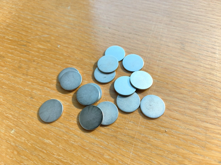 Round ferrite magnets with nickel coating