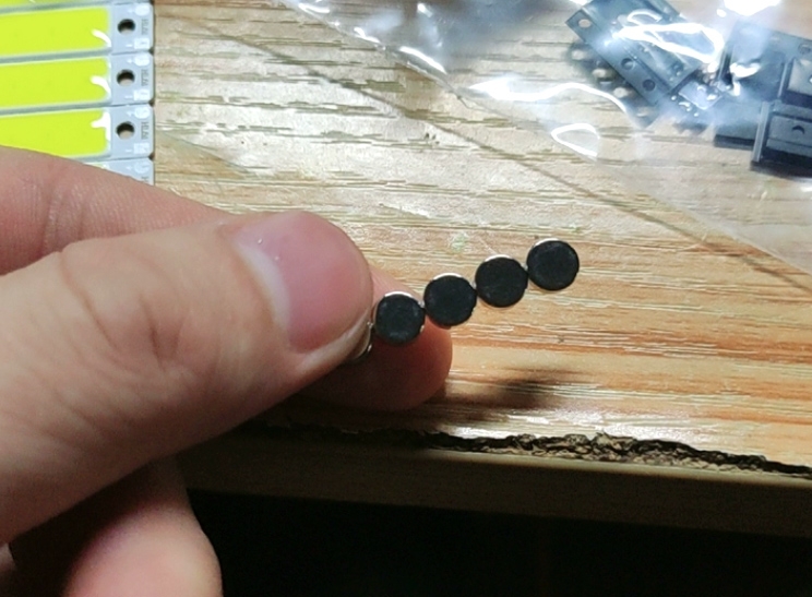 Small round magnet with diameter magnetization Small round magnet with diameter magnetization