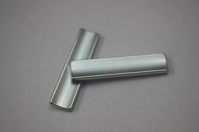 Galvanised motor arc-shaped magnets