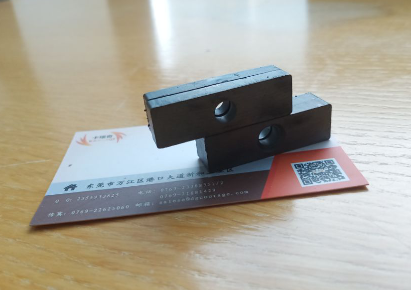 40x7.5x5.5mm dikdörtgen ferrit mıknatıs